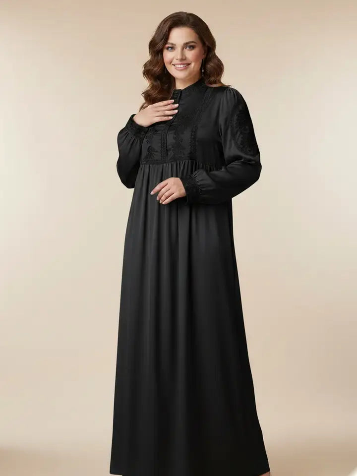 Vestido largo de satén liso con bordado en cuello, hombros y mangas